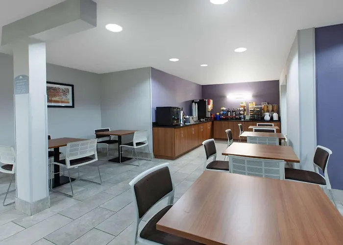 Top Pittsburgh Airport Hotels with Parking